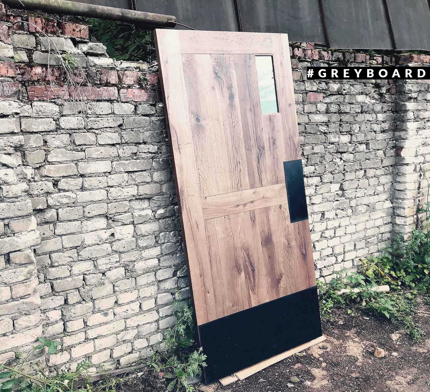 Элегантная дверь из старой доски