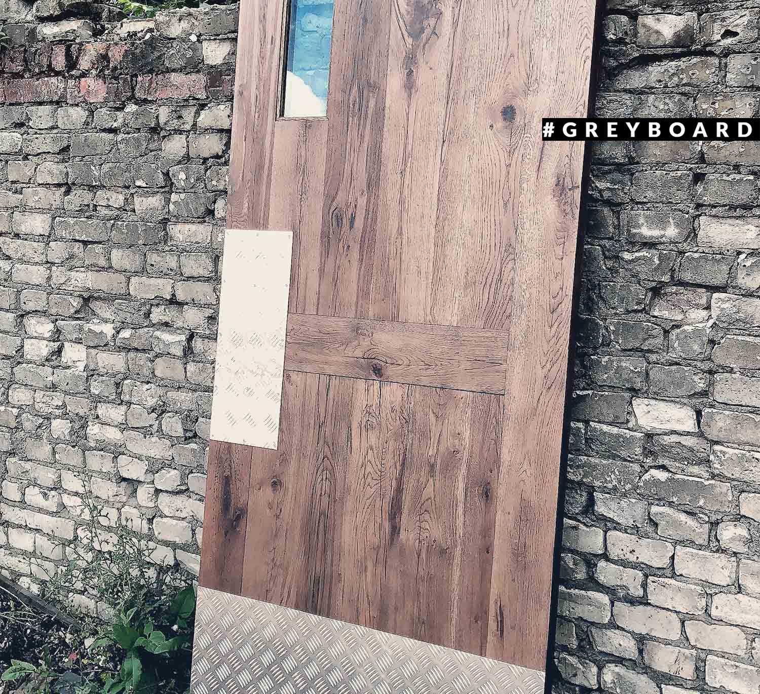 Элегантная дверь из старой доски