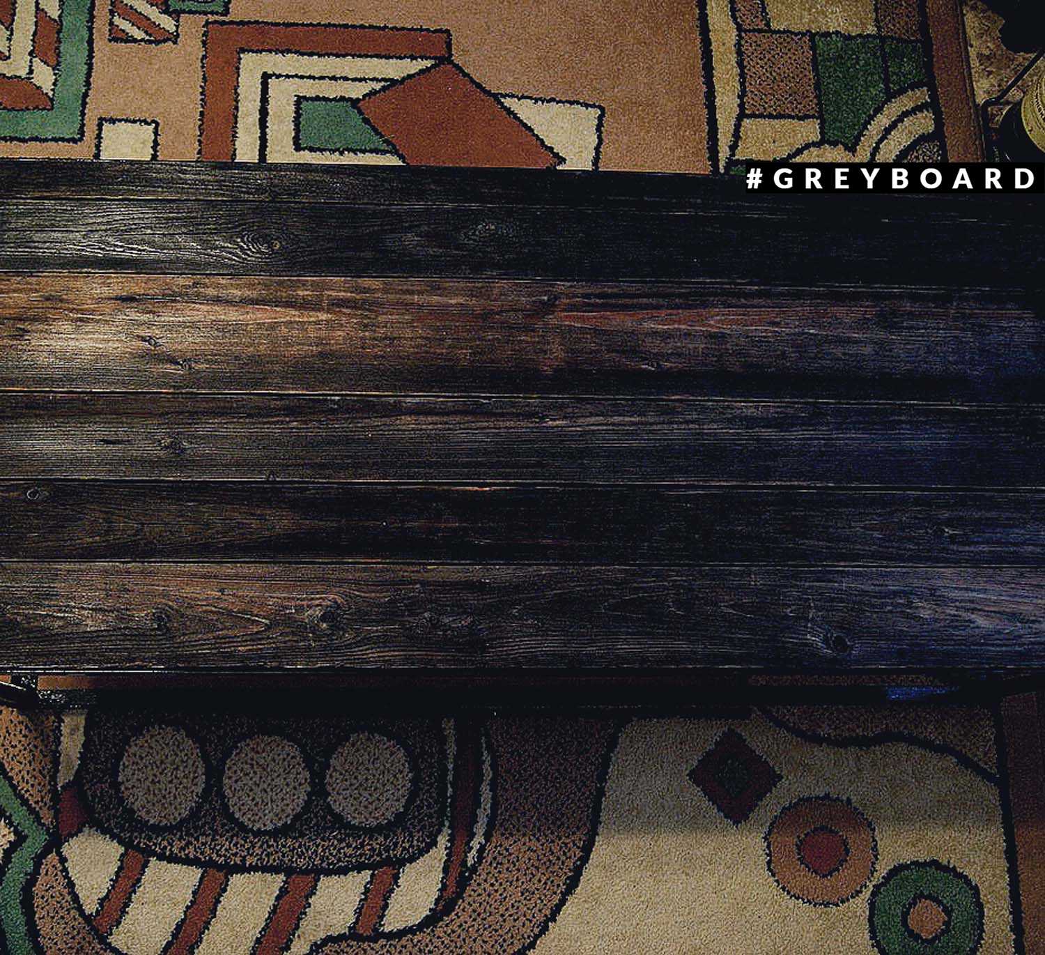 Темный стол из старой сосновой доски