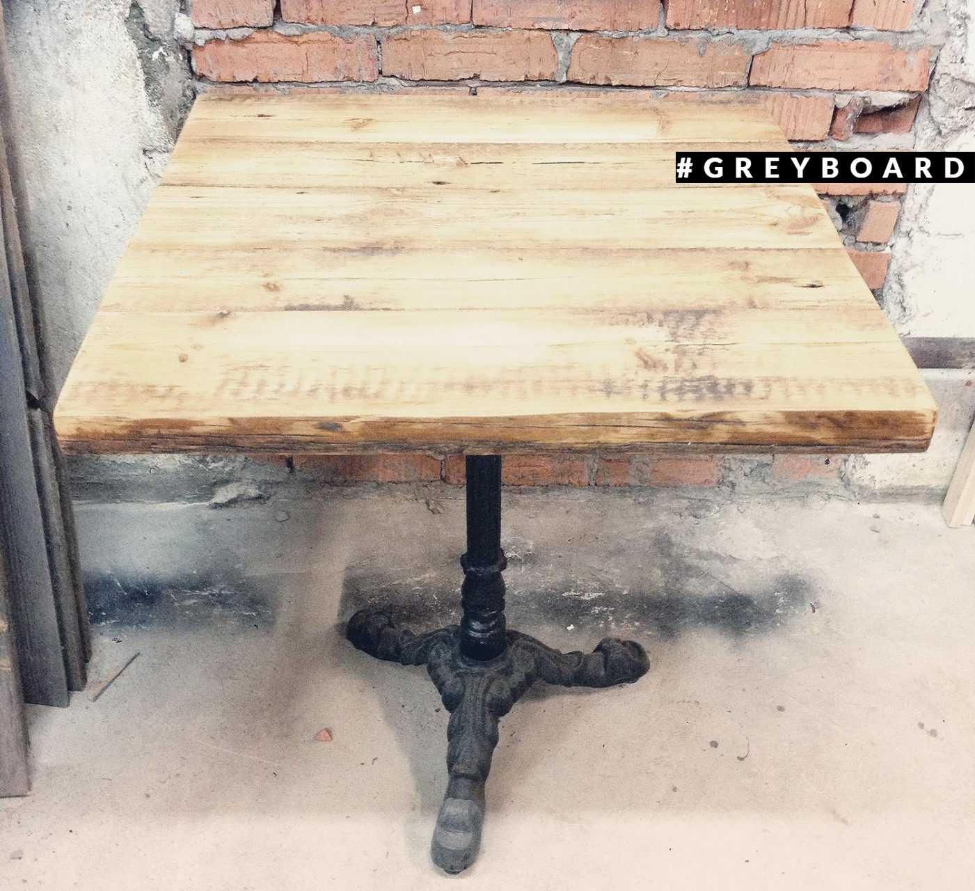 Элегантный столик из амбарной доски