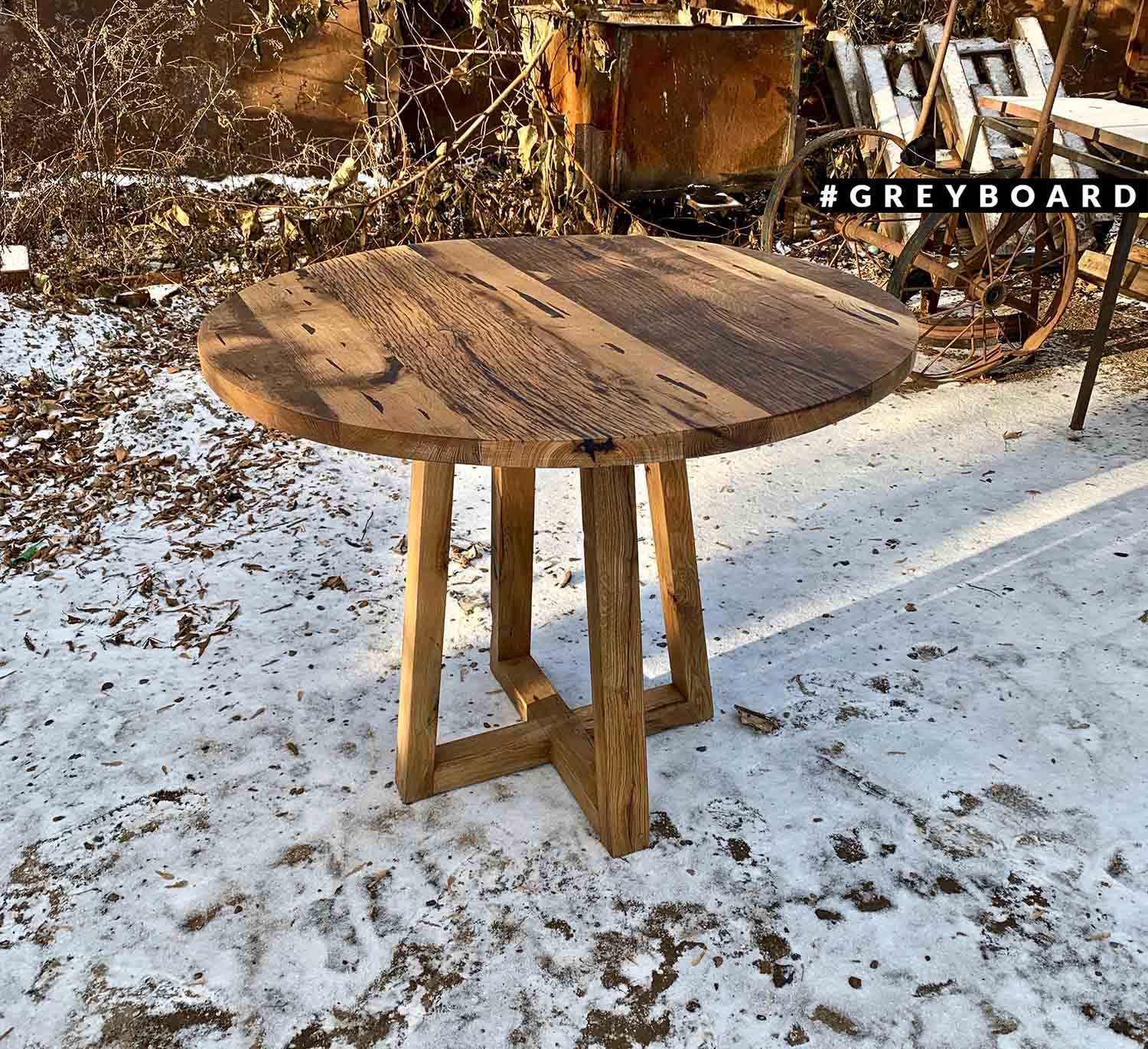 Компактный круглый стол из старой доски