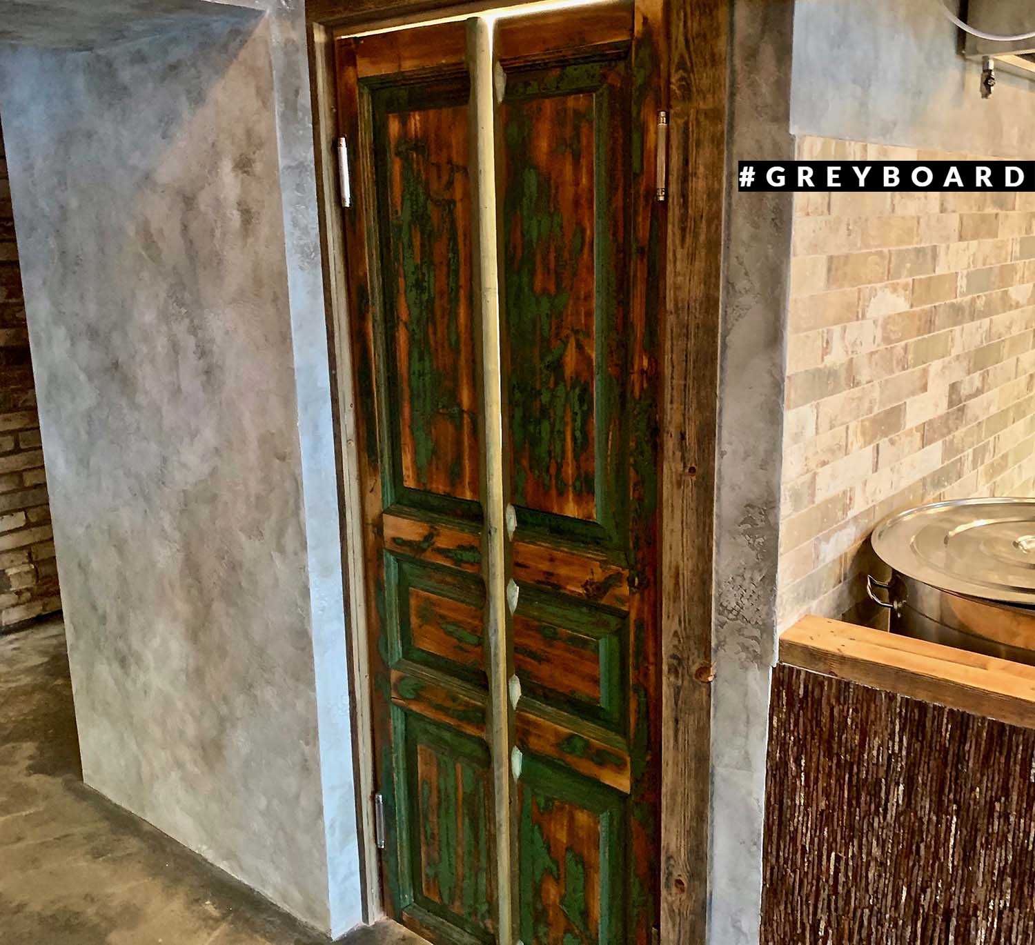 Красивая дверь из старинных амбарных полотен