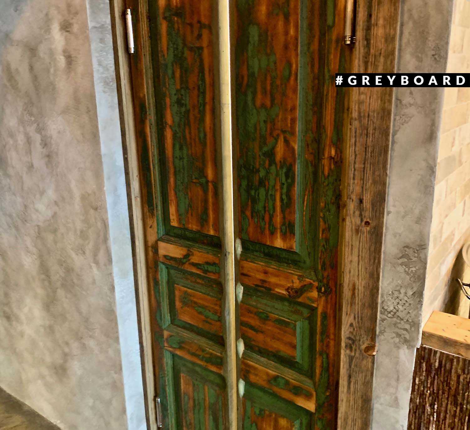 Красивая дверь из старинных амбарных полотен