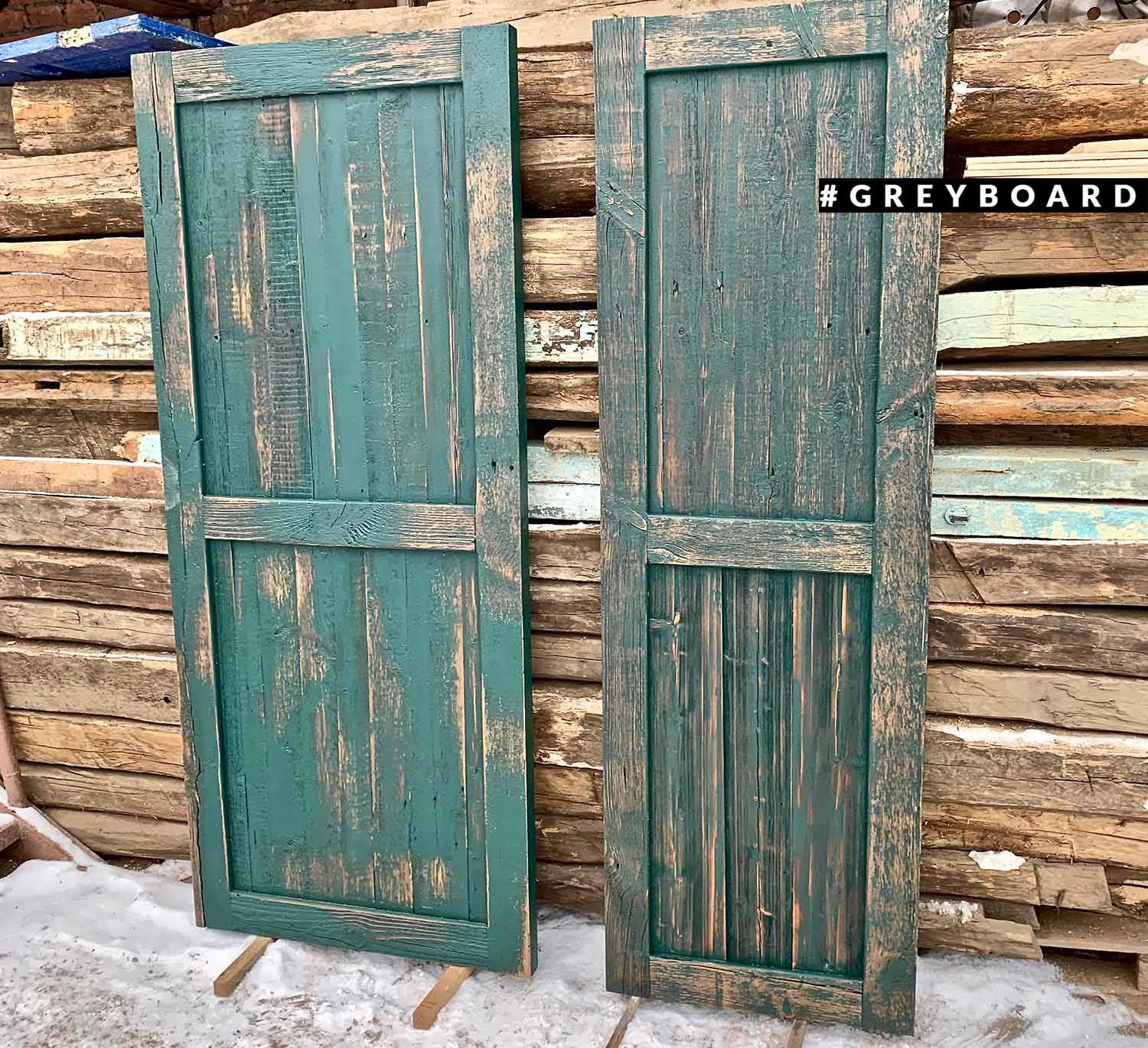 Зеленая дверь из старой сосны