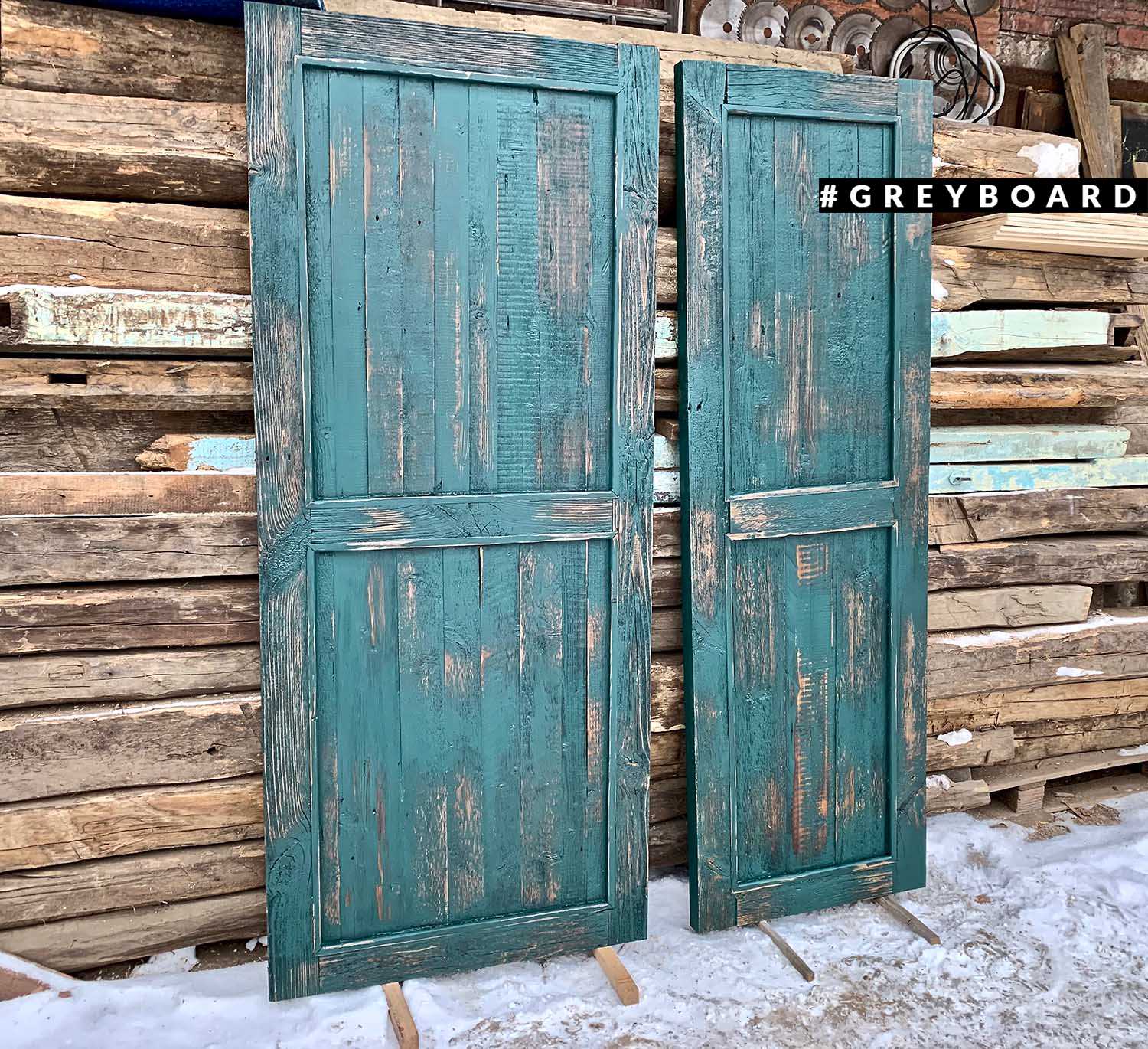 Зеленая дверь из старой сосны