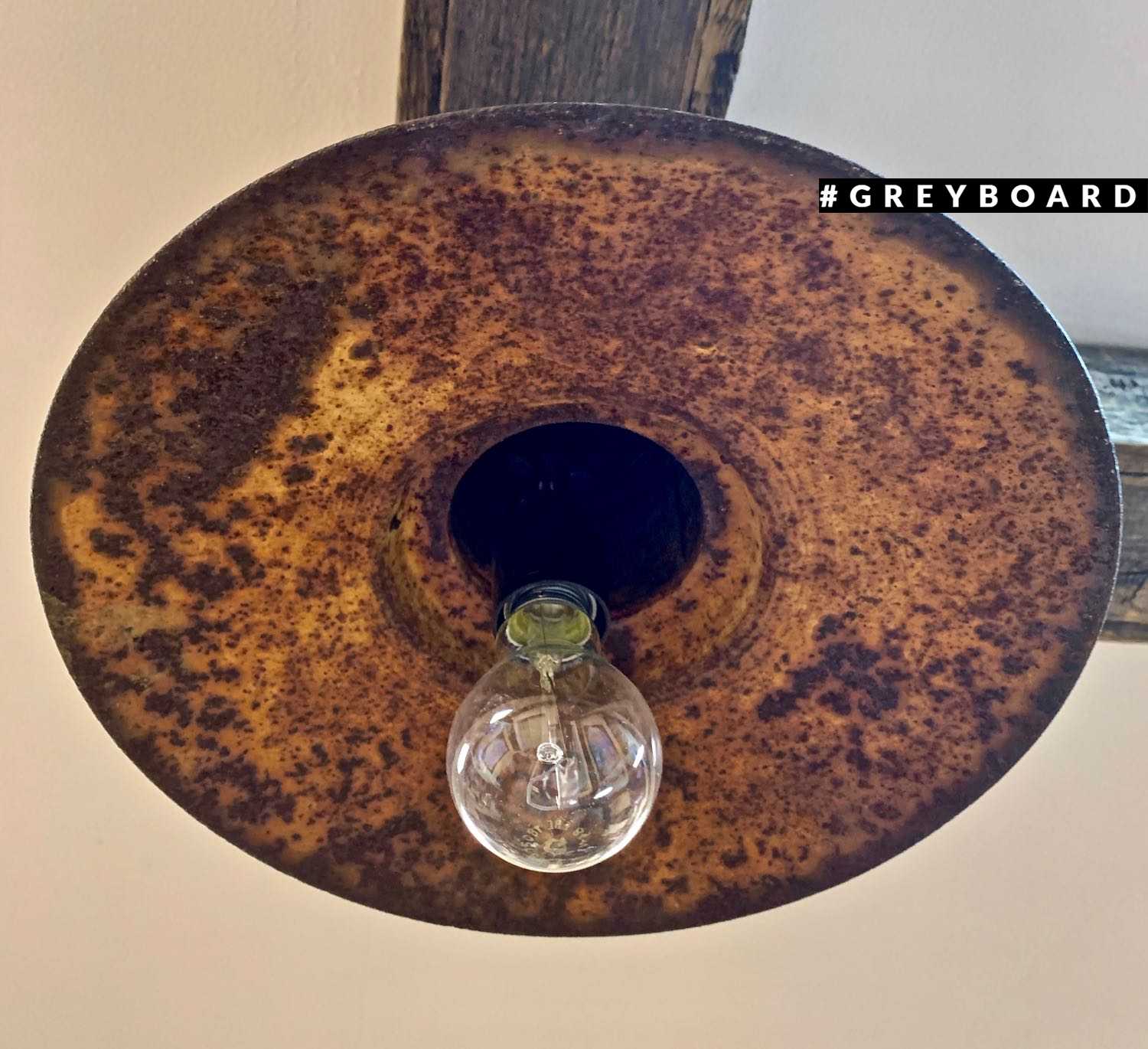 Уникальная старая лампа со следами ржавчины