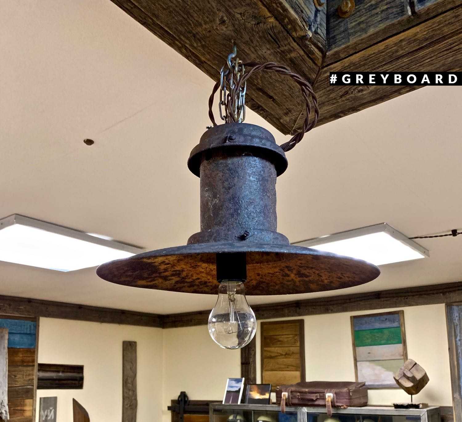 Уникальная старая лампа со следами ржавчины