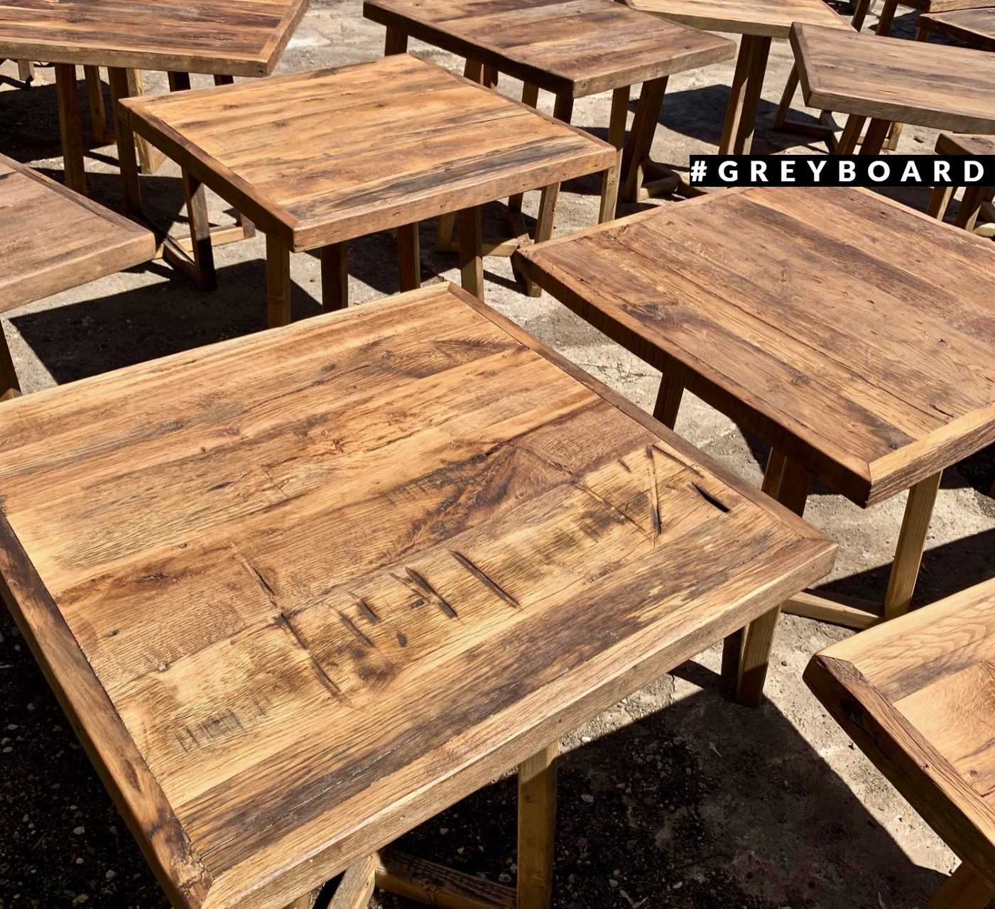 Необычный стол из старой древесины разных пород