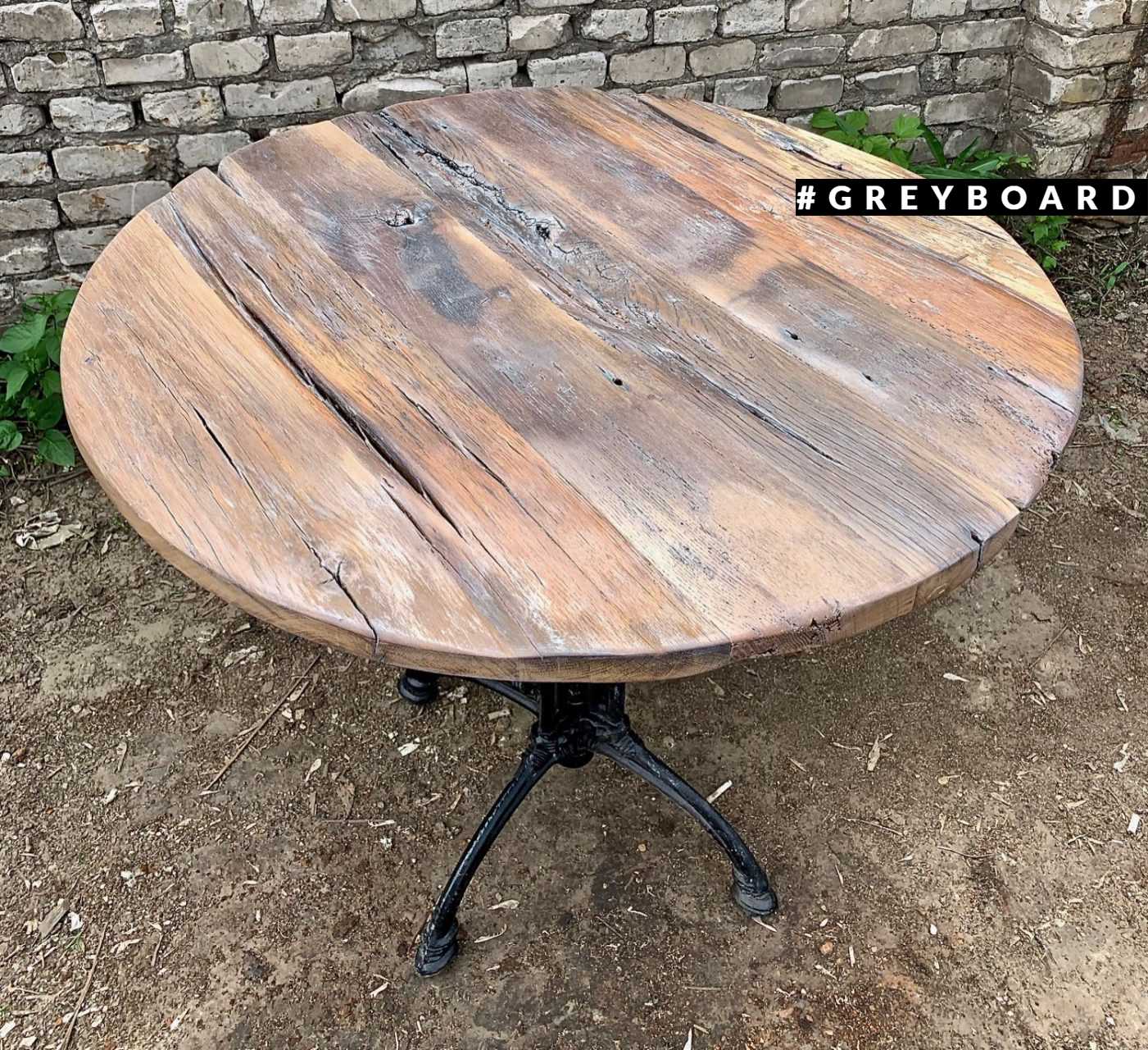 Небольшой круглый столик из старого дуба