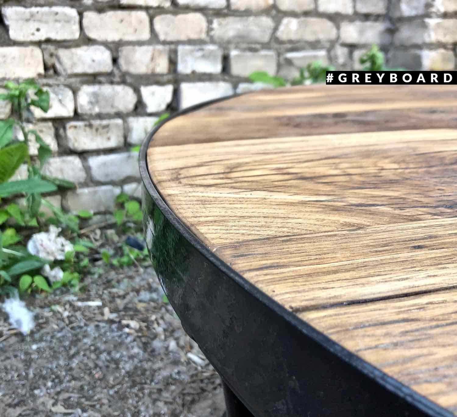 Оригинальный кофейный стол из амбарной доски