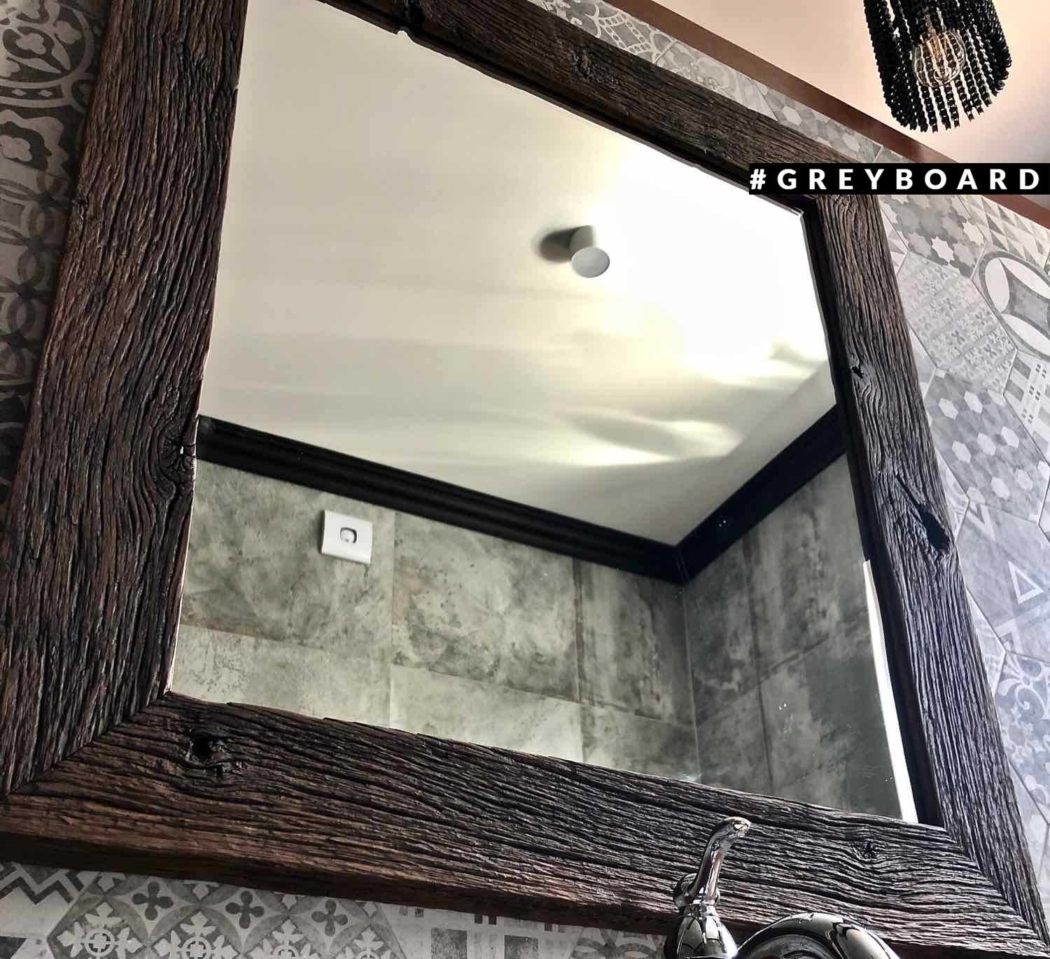Зеркало в раме из старого дуба для ванной комнаты