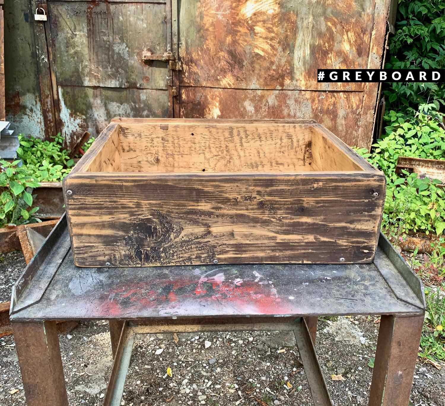 Ящик ручной работы из старой доски