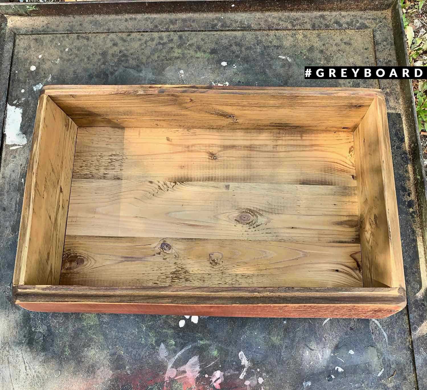 Необычный ящик из старой доски для хранения