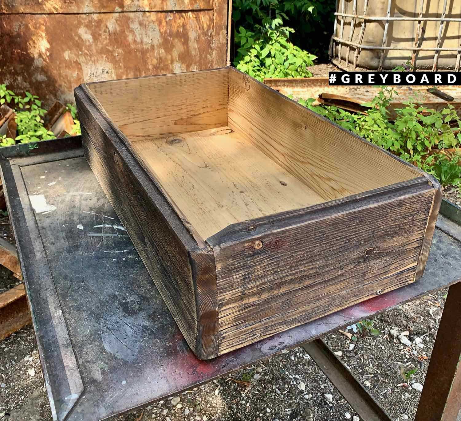 Ящик из старой доски коричневого цвета