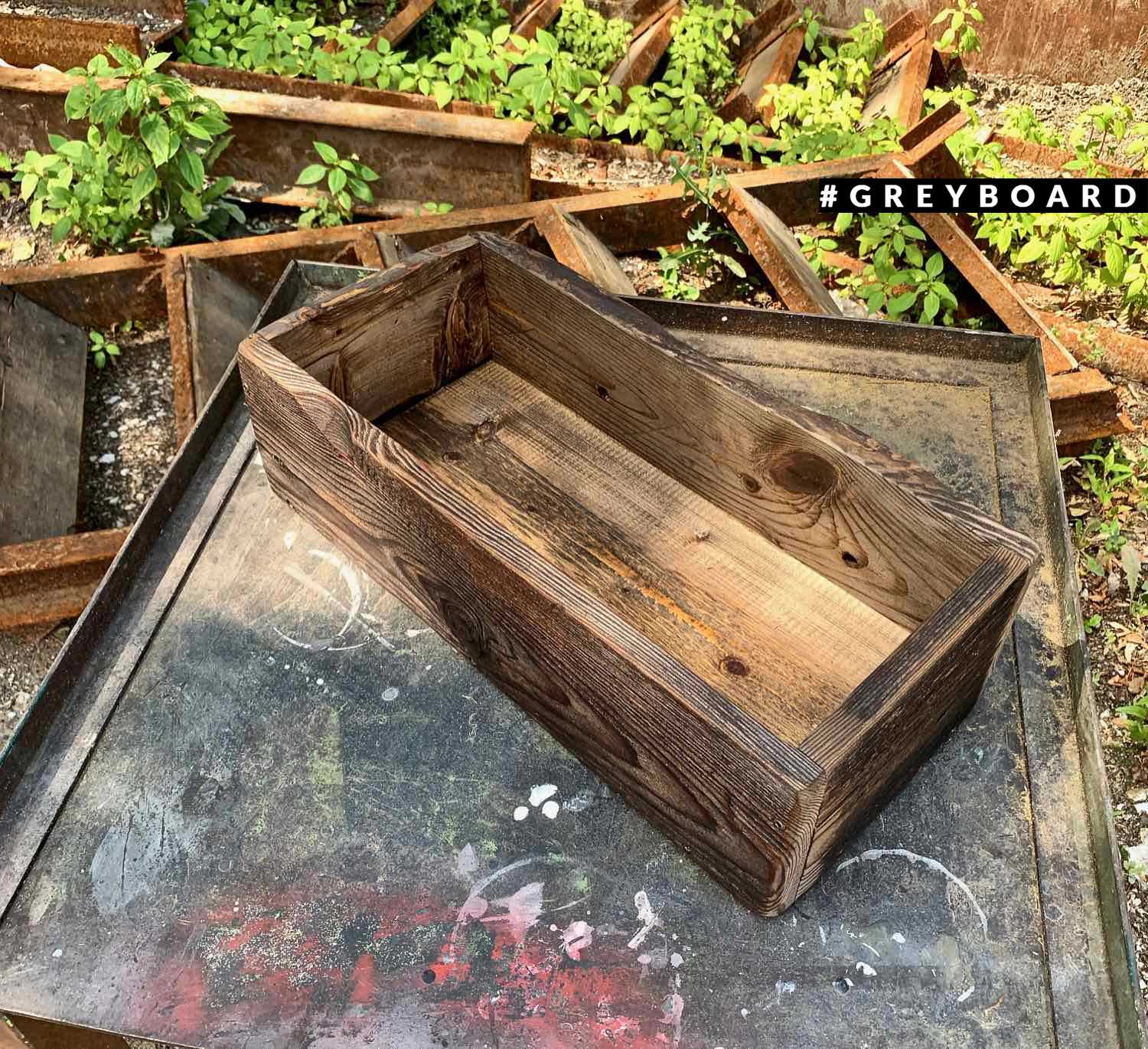 Удобный ящик для хранения из старой доски