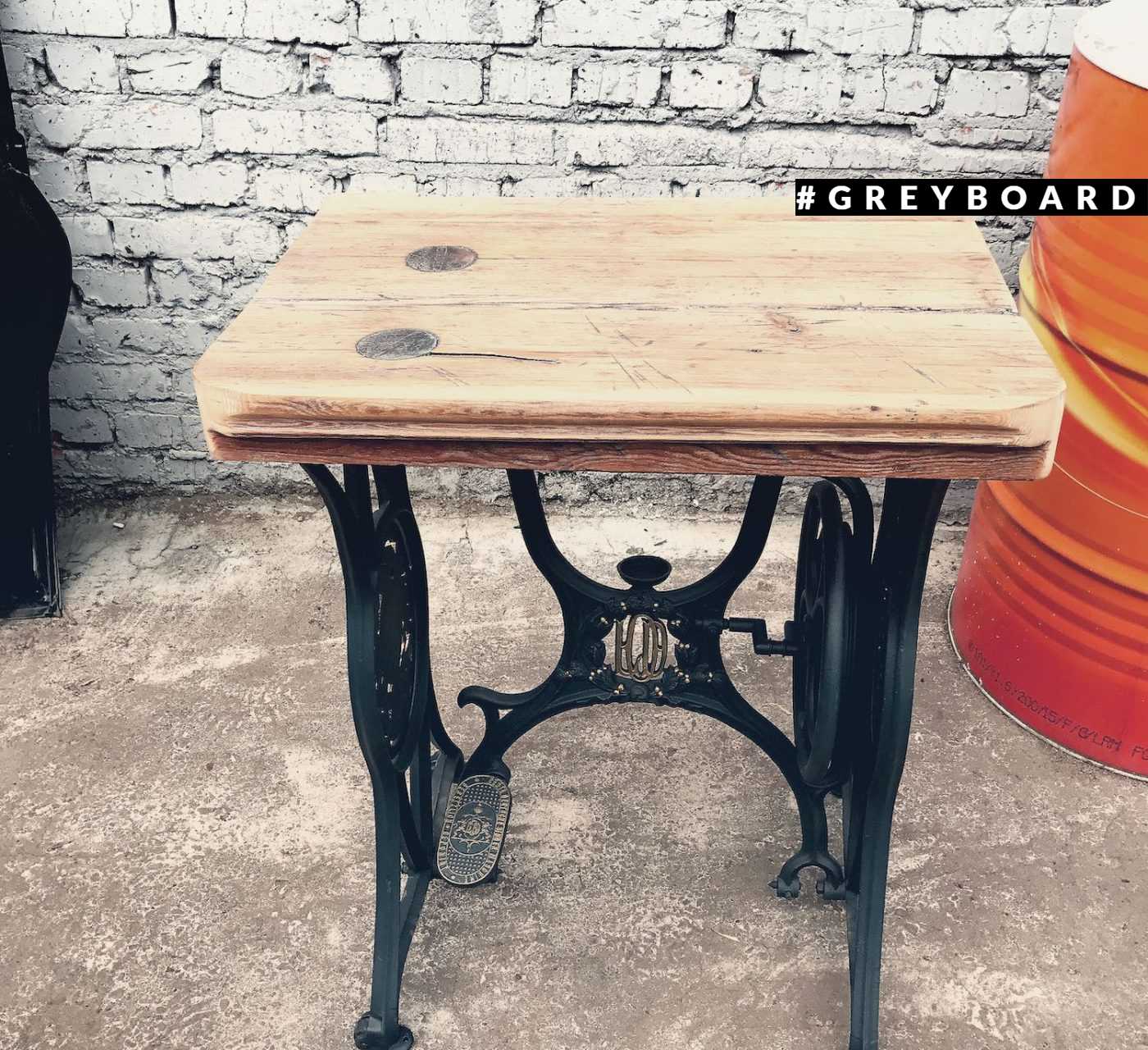 Стильный столик-консоль со столешницей из старой доски