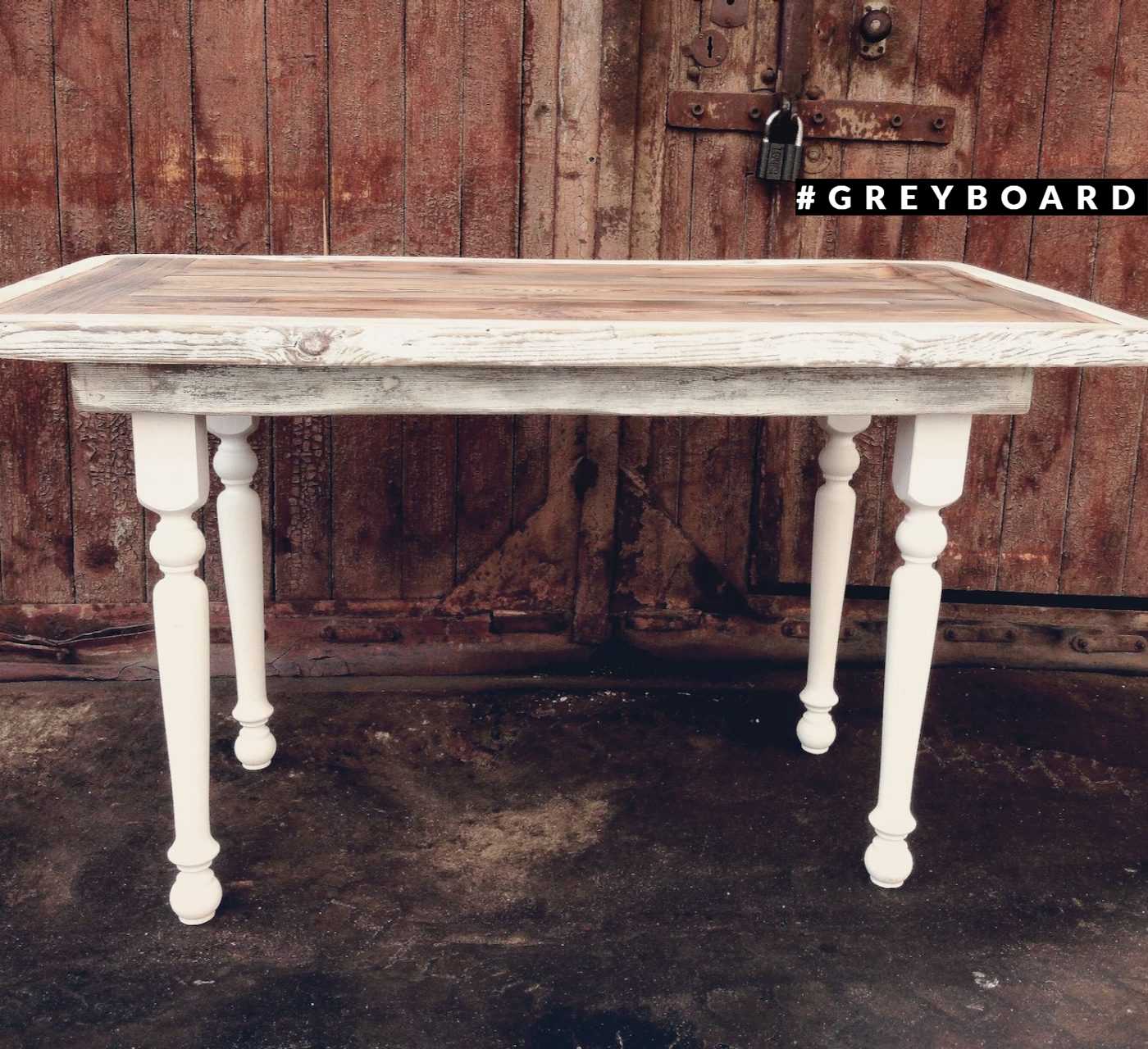 Изящный стол с белым подстольем из старой доски