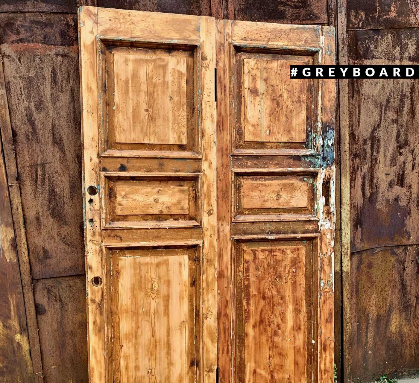 Дверь из старой хвойной доски