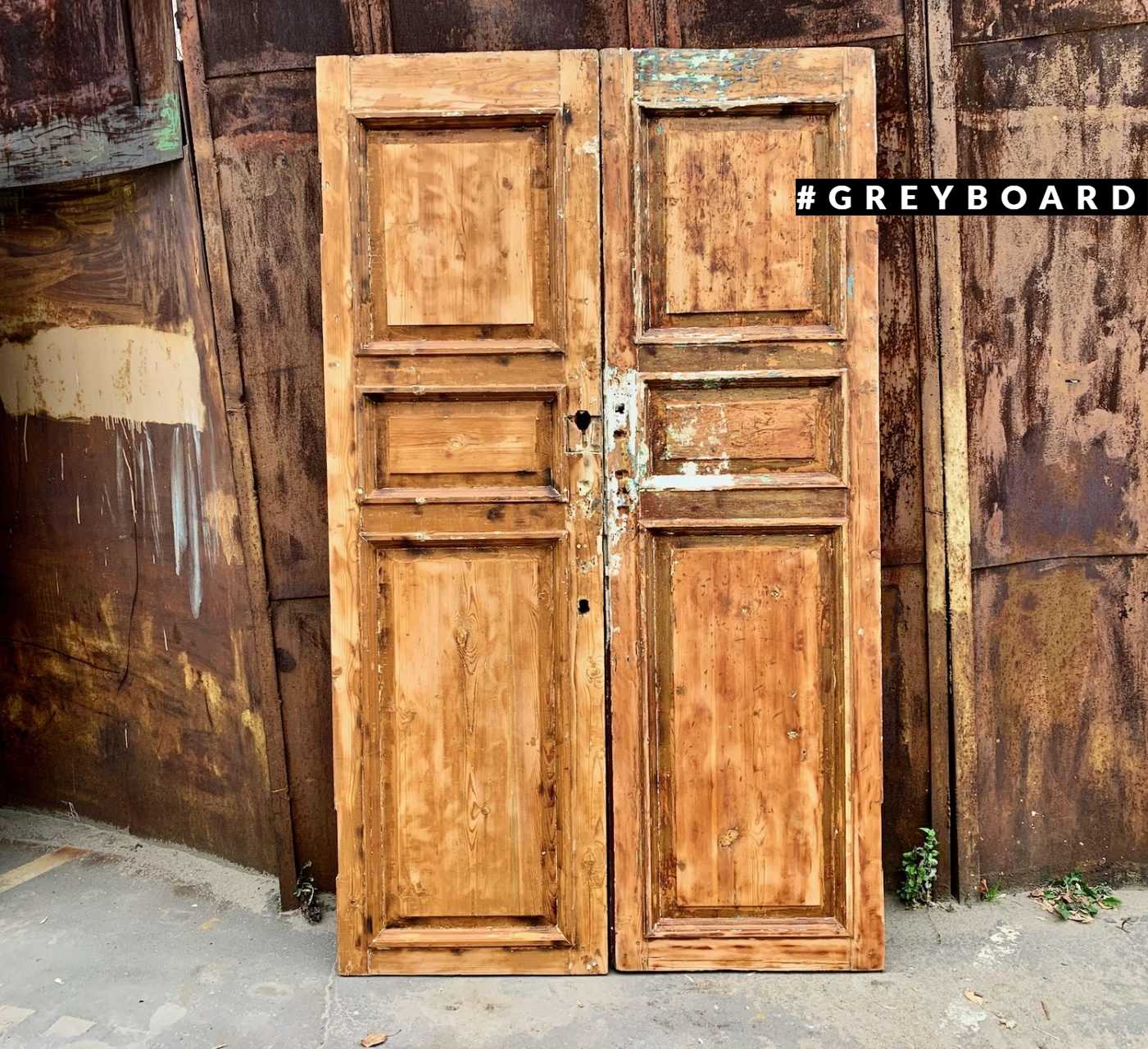 Дверь из старой хвойной доски