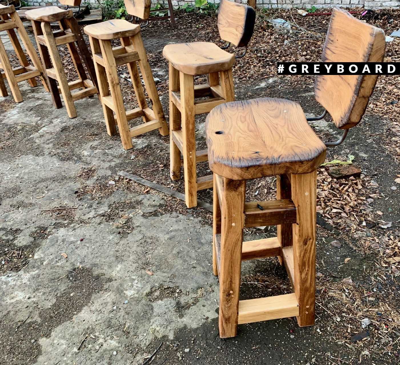 Стильные барные стулья из старого дуба