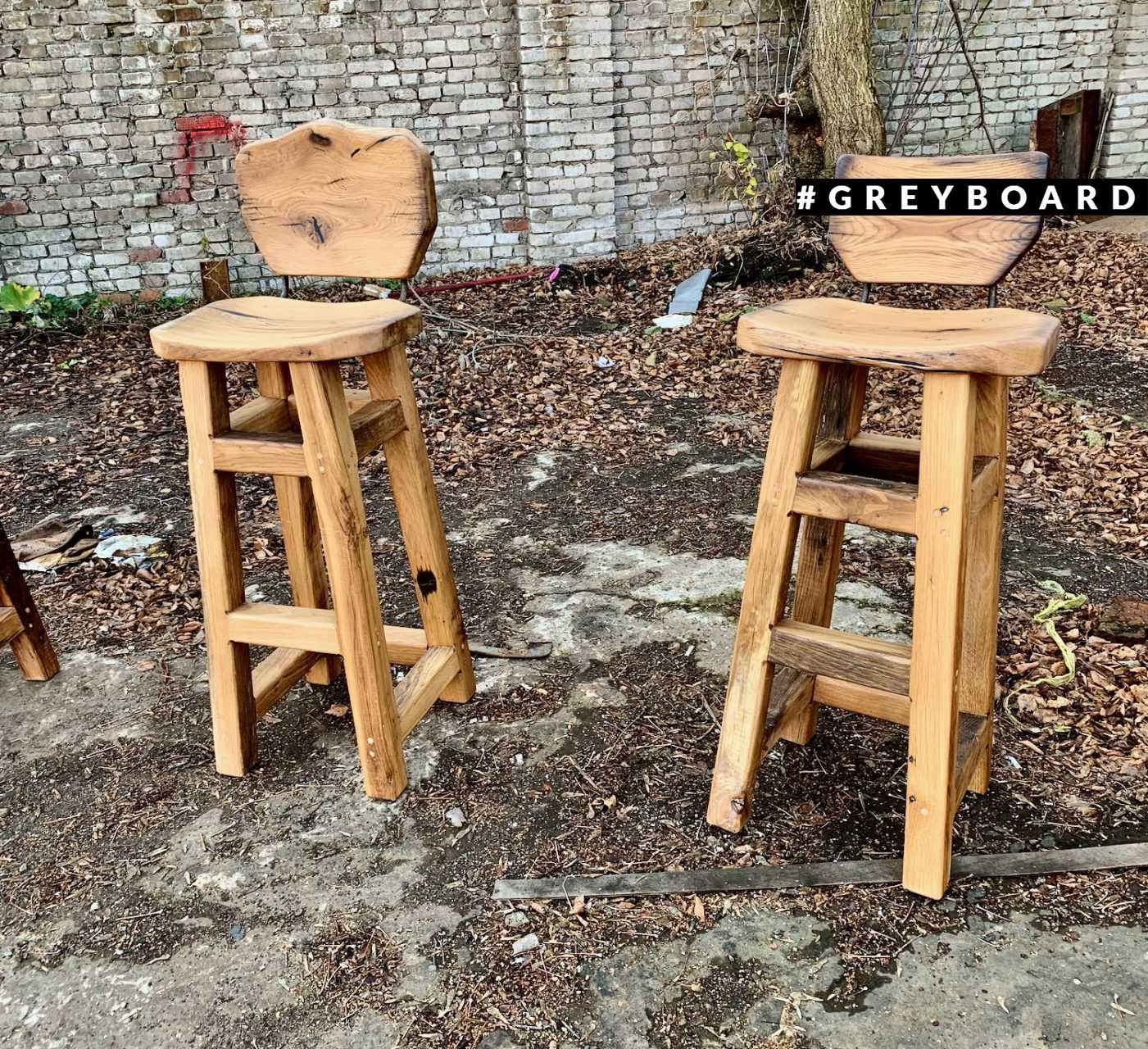 Стильные барные стулья из старого дуба