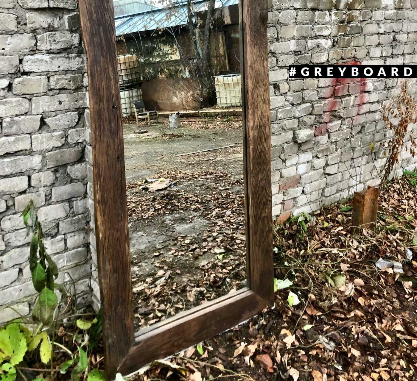 Роскошное зеркало в раме из старой доски