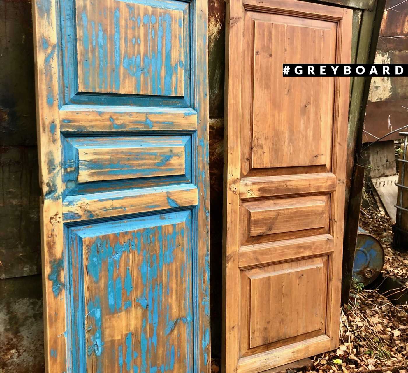 Дверь с остатками синей краски