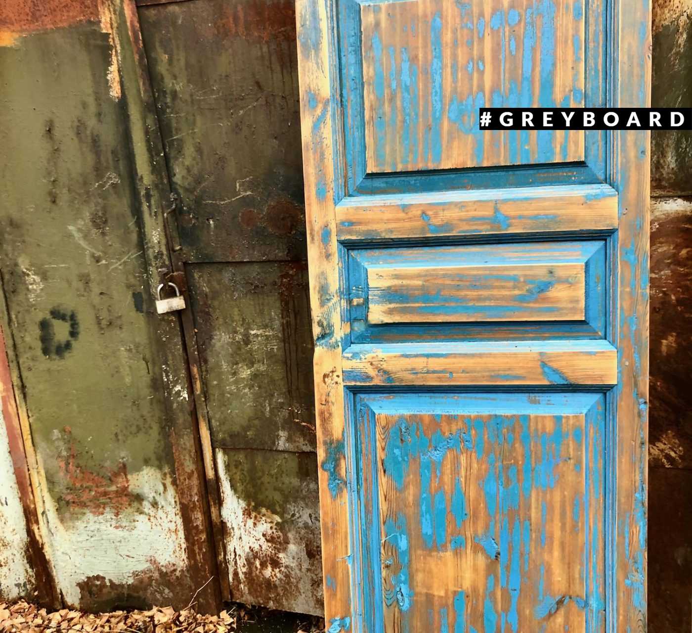 Дверь с остатками синей краски