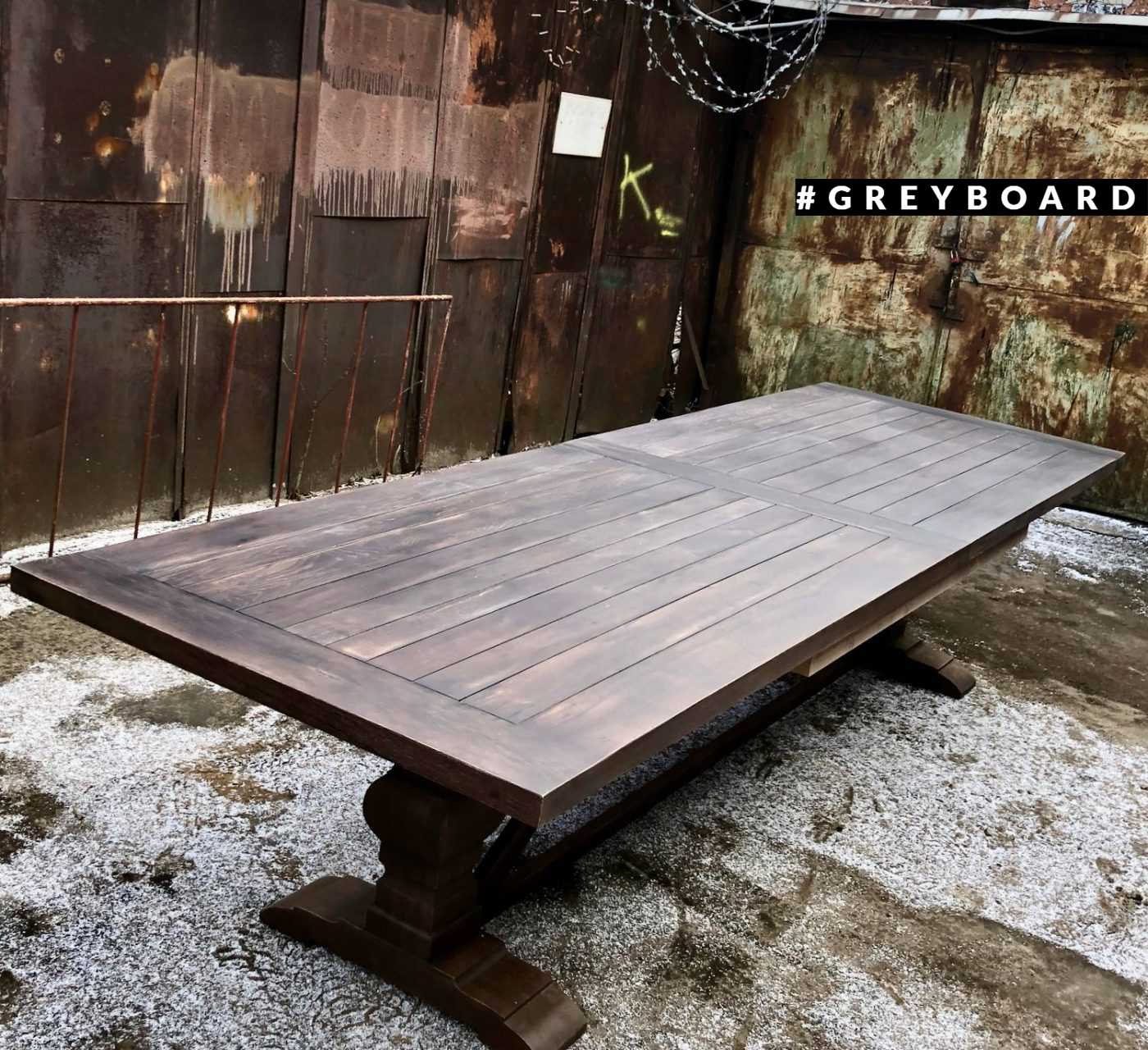Огромный стол из старой доски