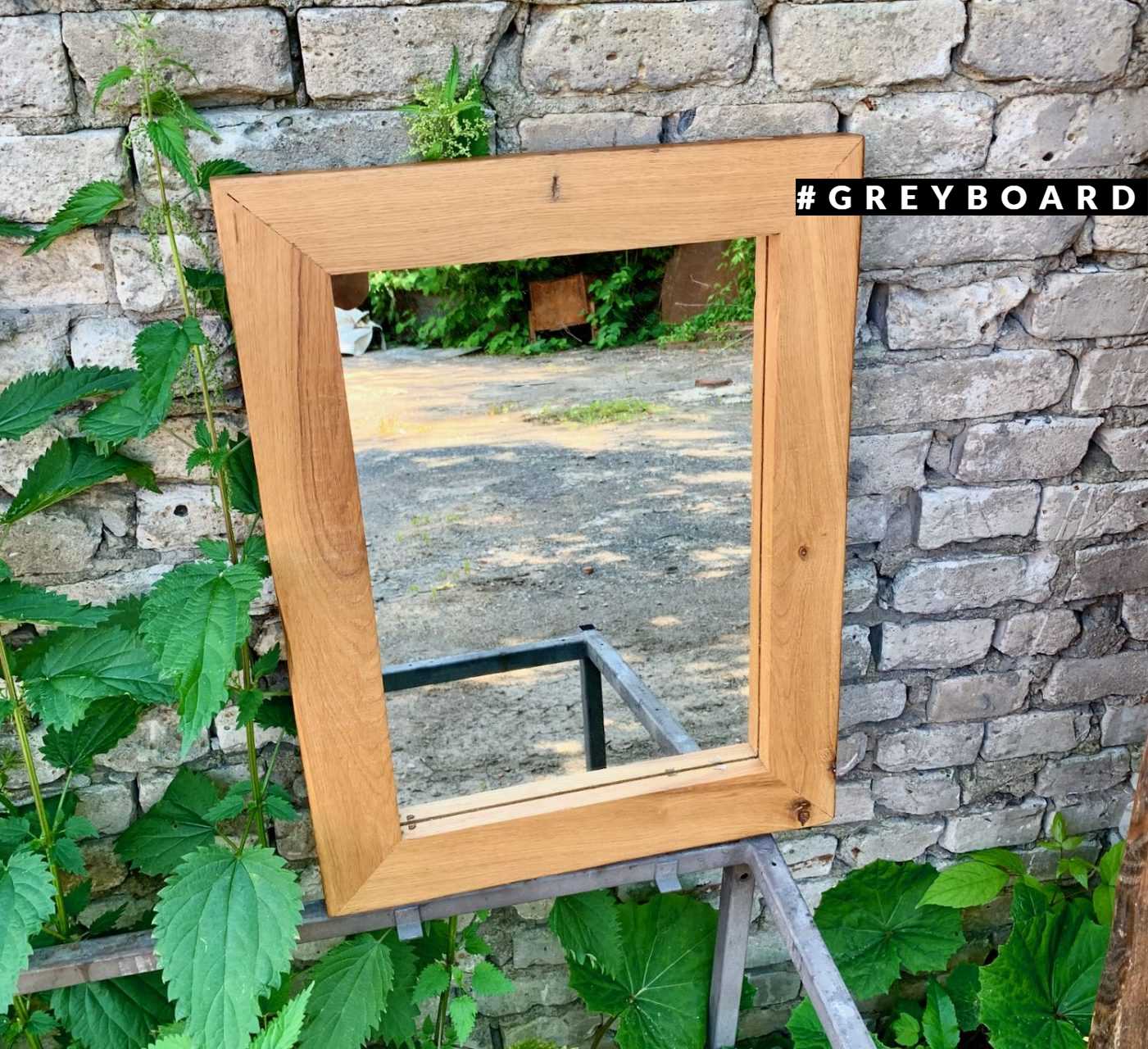 Среднеразмерное зеркало в раме из старой доски