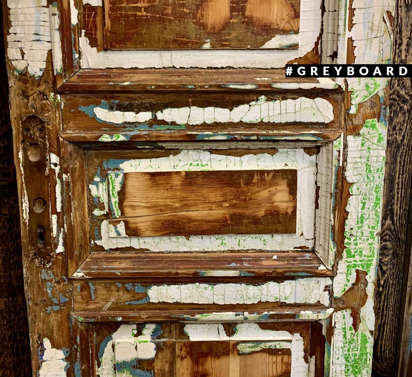 Старая дверь из лиственницы