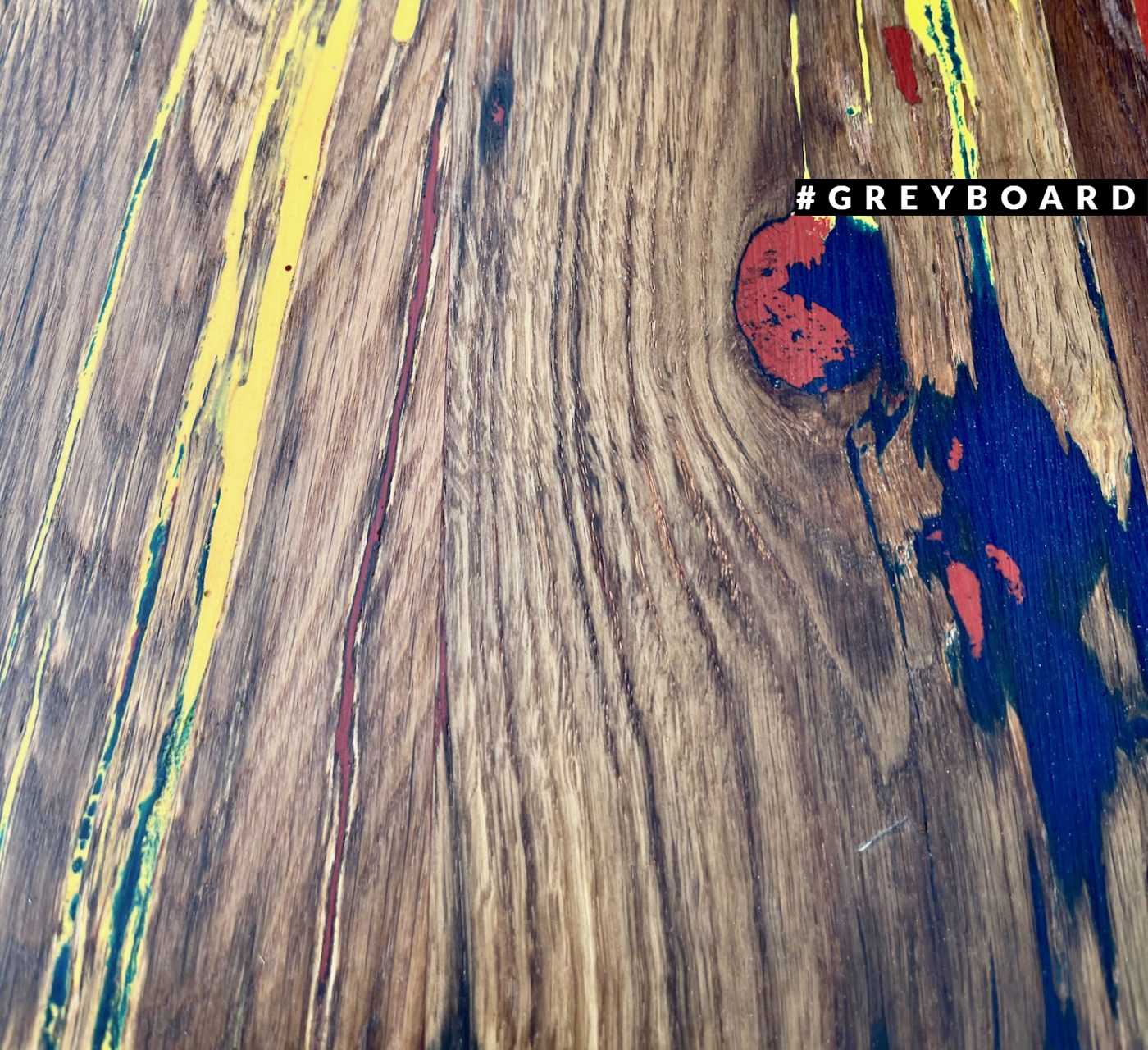 Разноцветная столешница из старой дубовой доски с заливкой