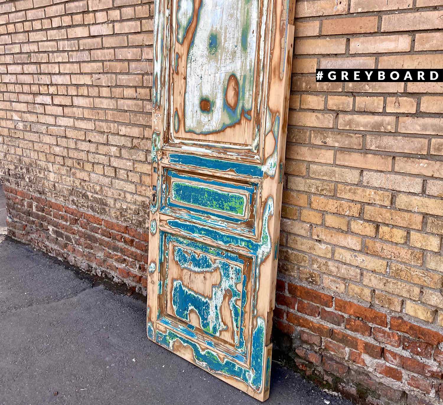 Восстановленная дверь из старой доски