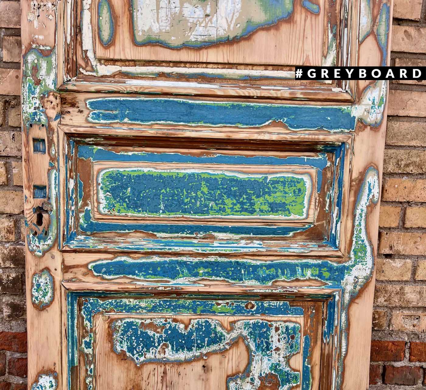 Восстановленная дверь из старой доски