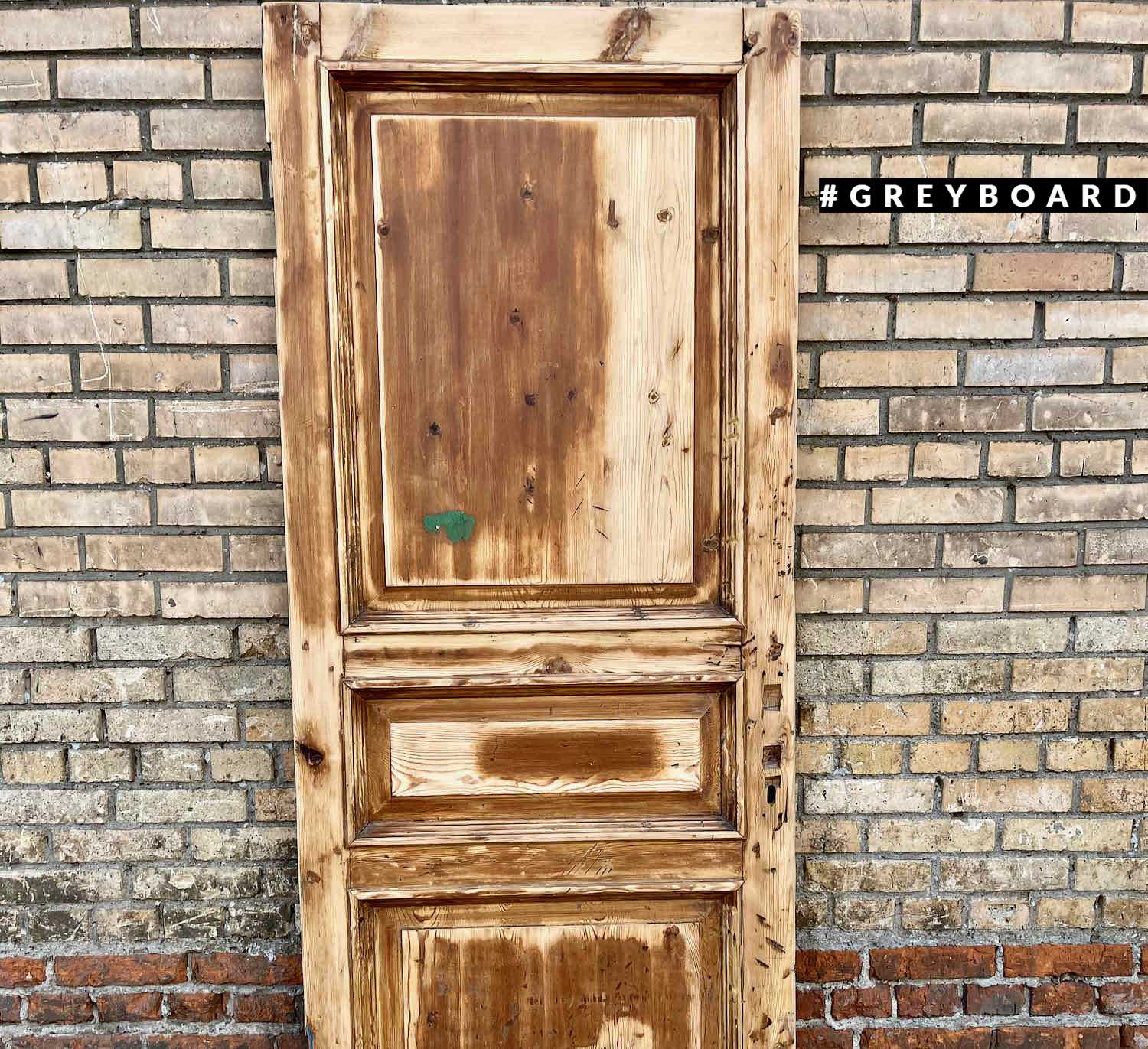 Восстановленная дверь из амбарной доски