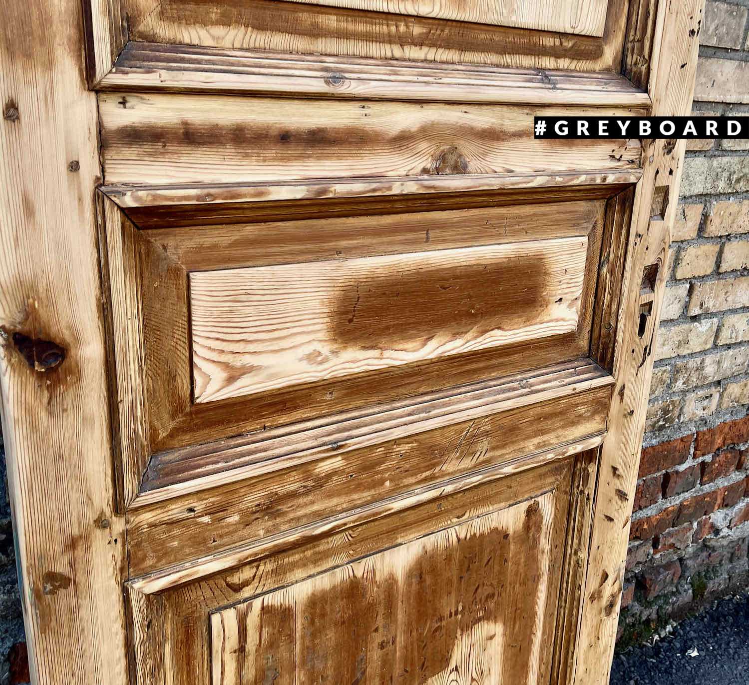 Восстановленная дверь из амбарной доски