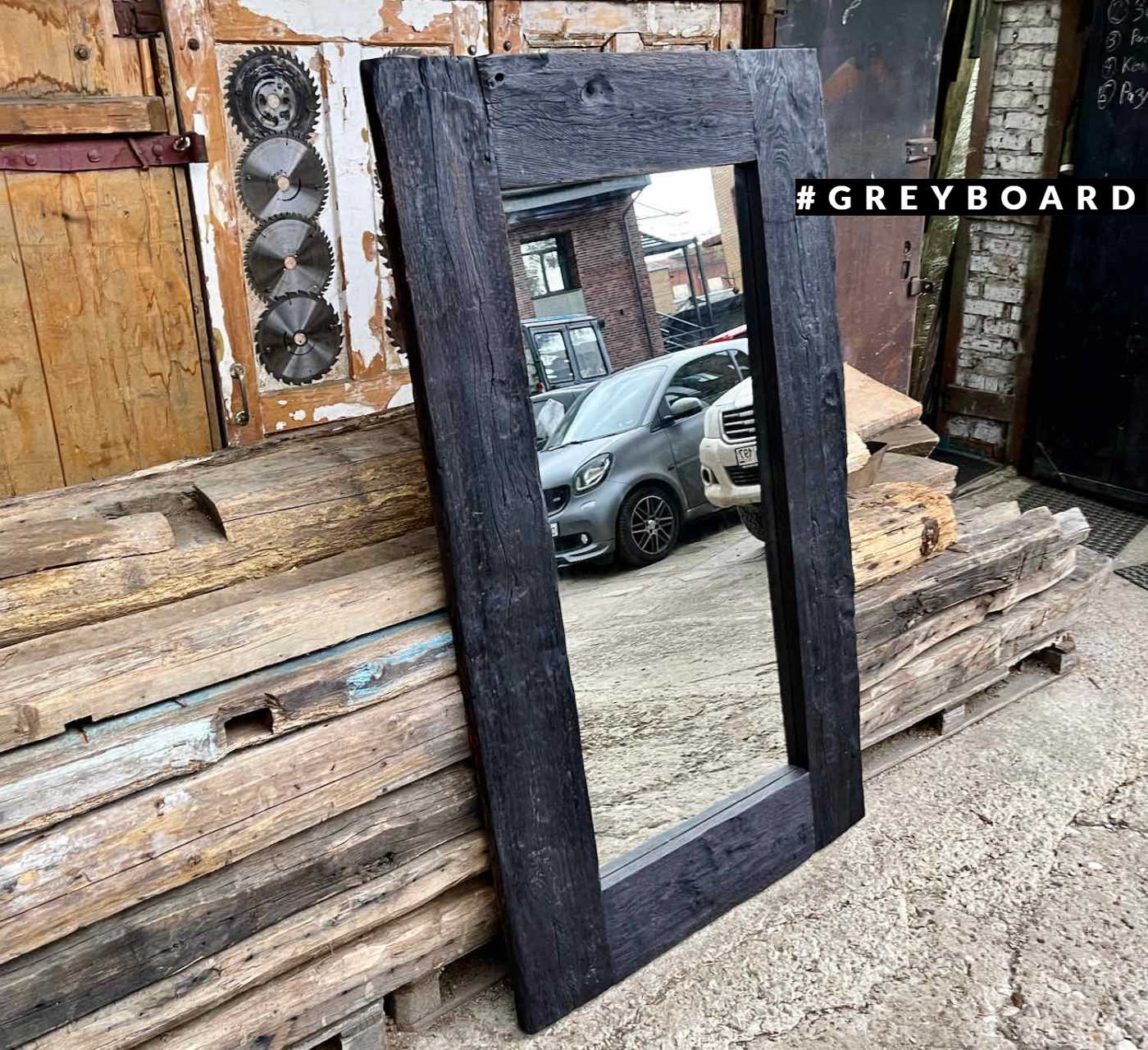 Напольное зеркало в раме из старой доски