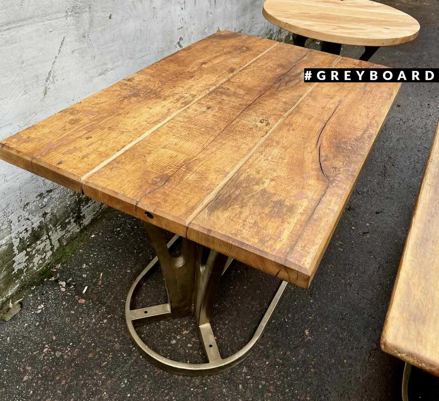 Оригиальный стол из старой доски