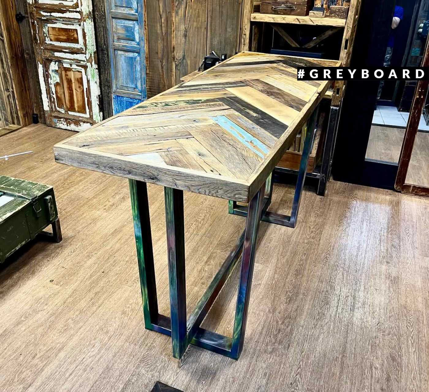 Барный стол из старой доски