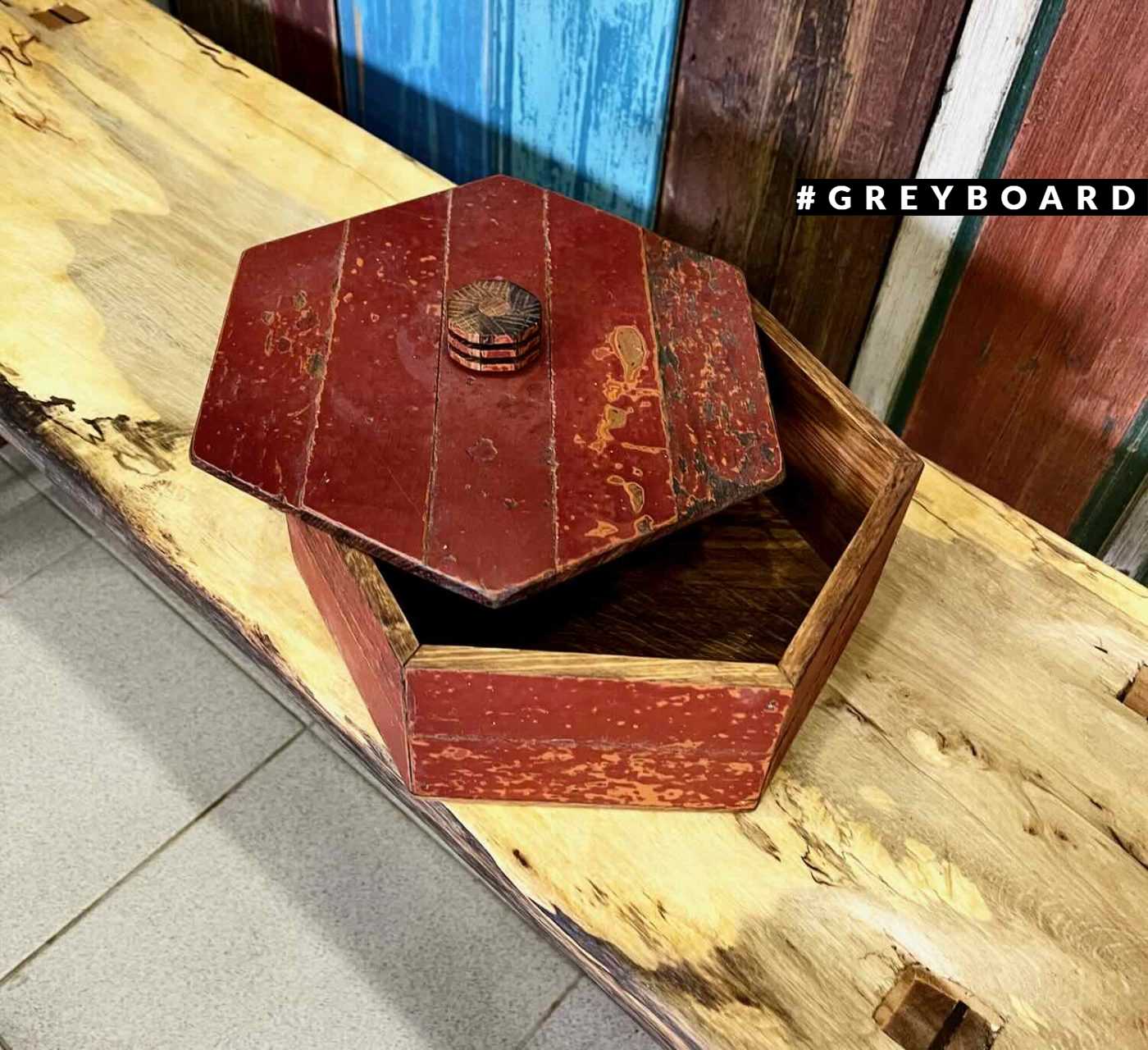 Ящик с крышкой из старой доски