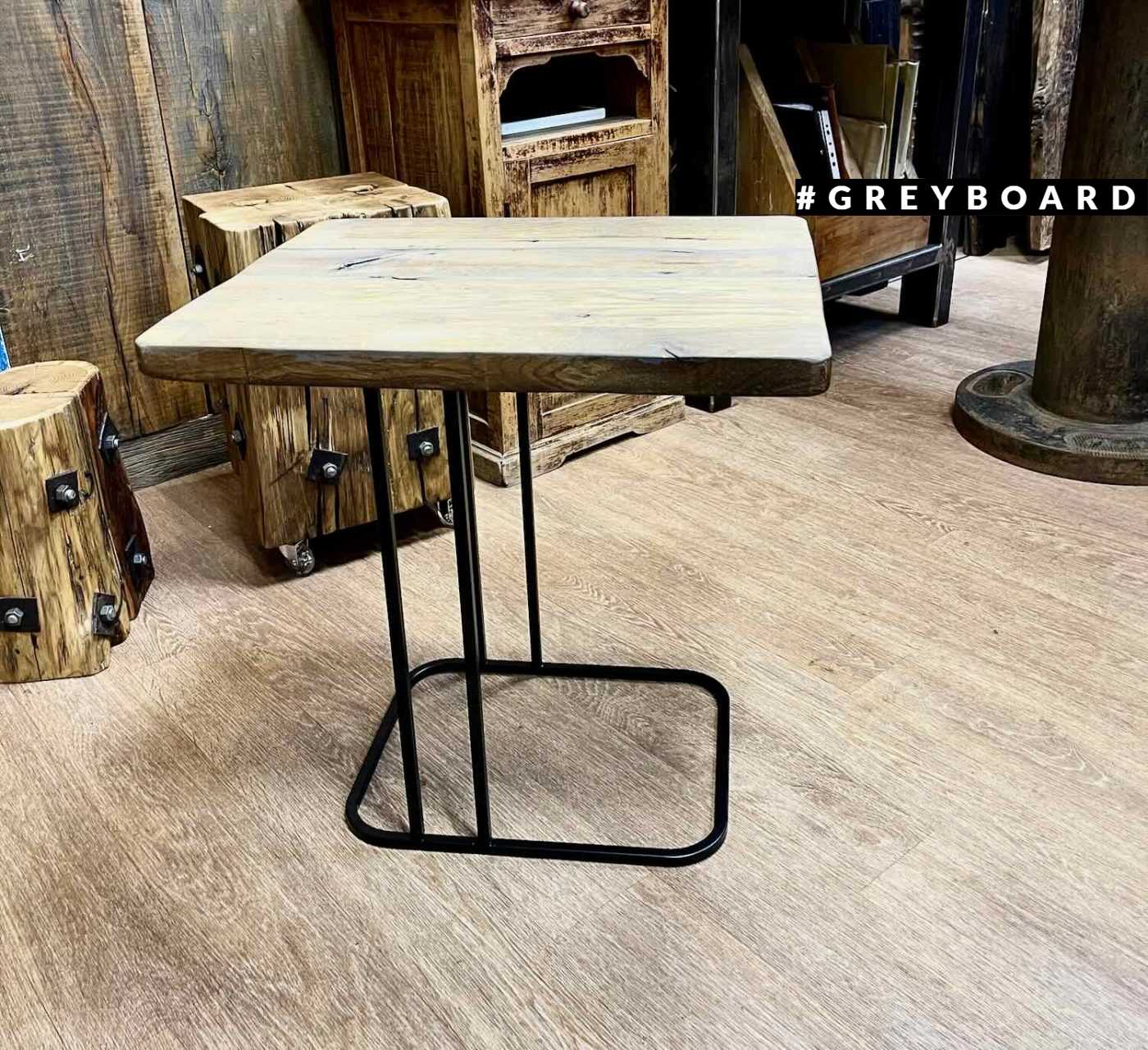 Кофейный стол из амбарной доски