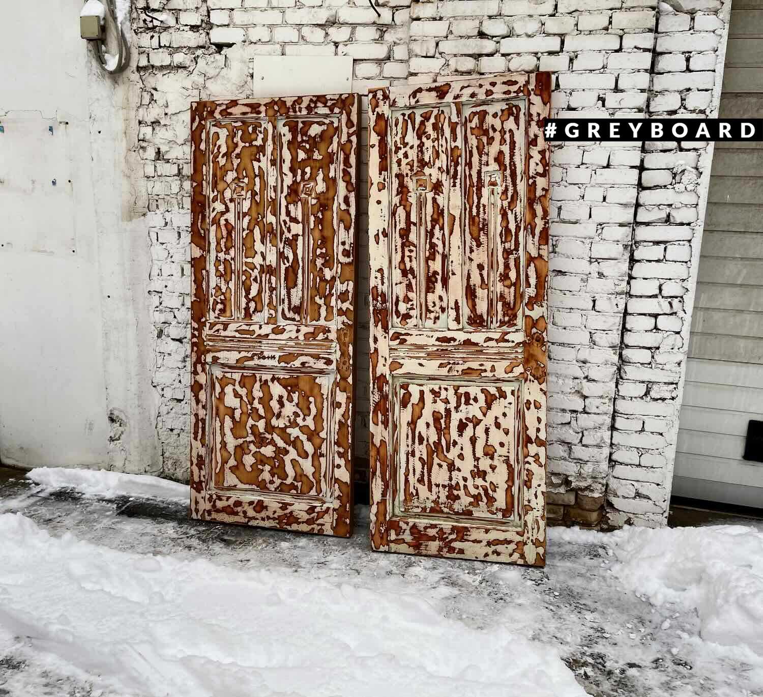 Старая дверь из натурального дерева