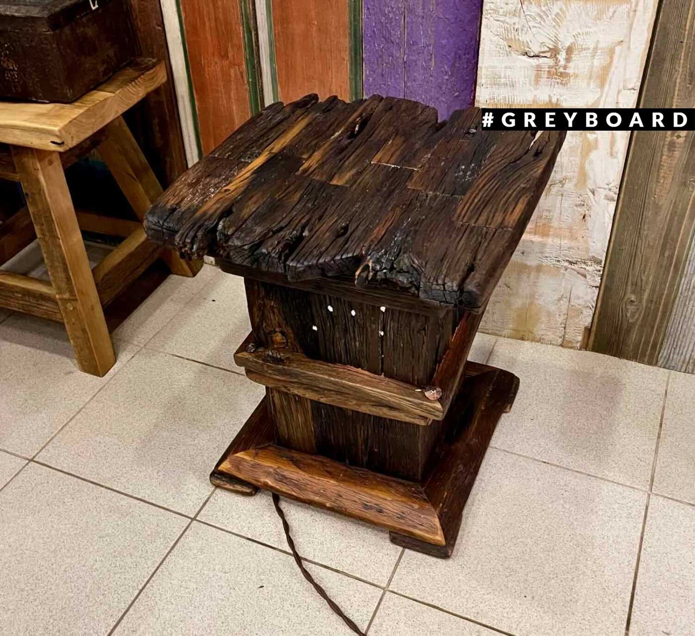 Необычный стол из амбарной доски