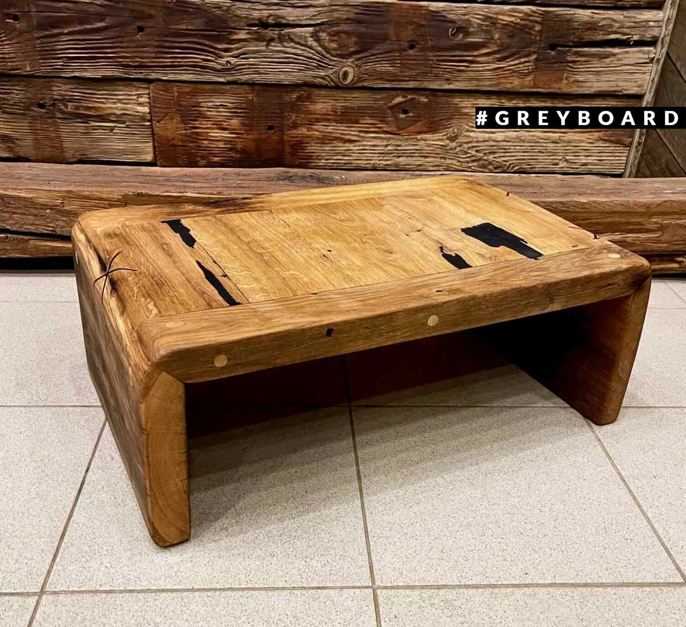 Массивный стол из амбарной доски