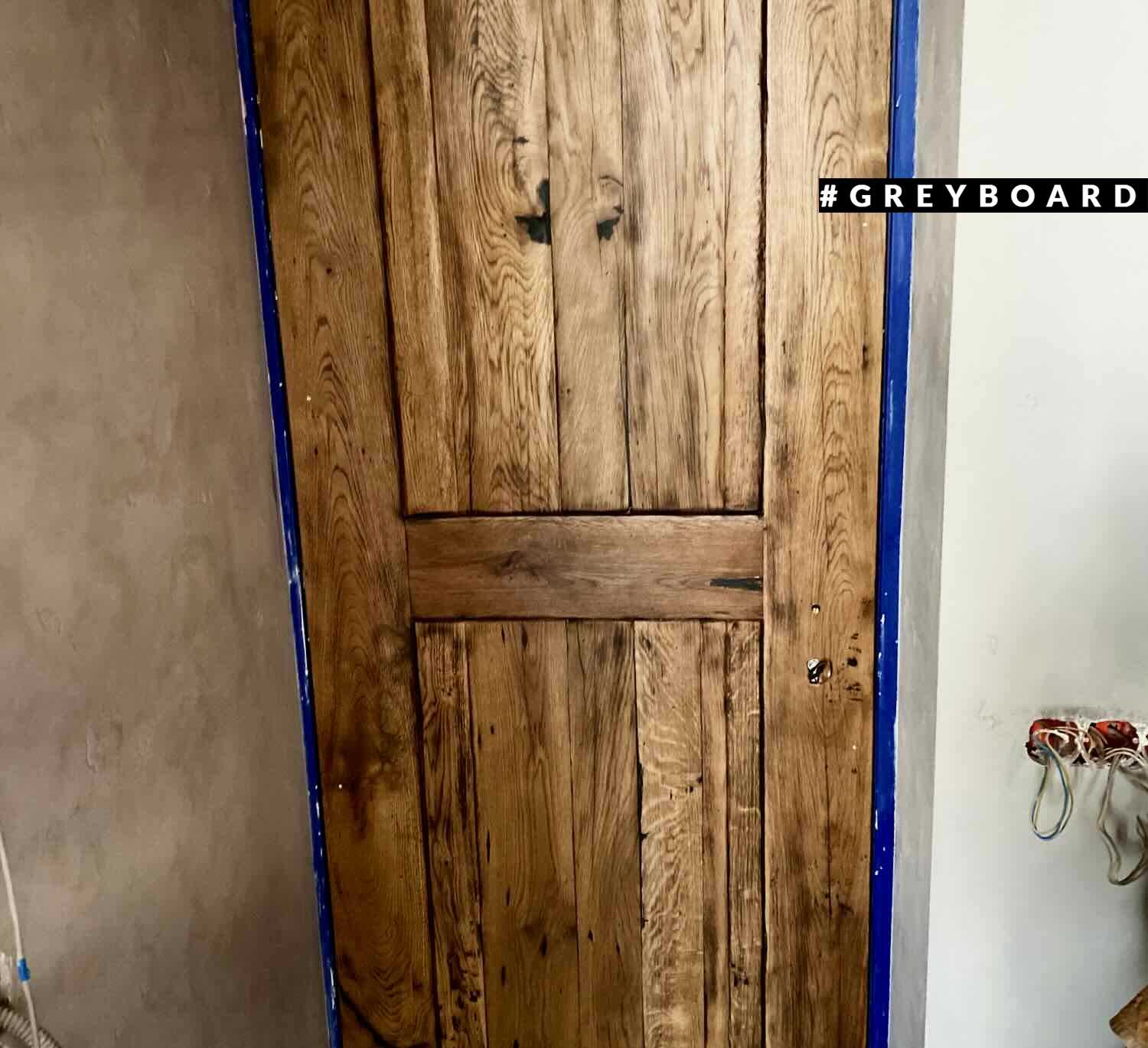 Дверь из старой дубовой доски