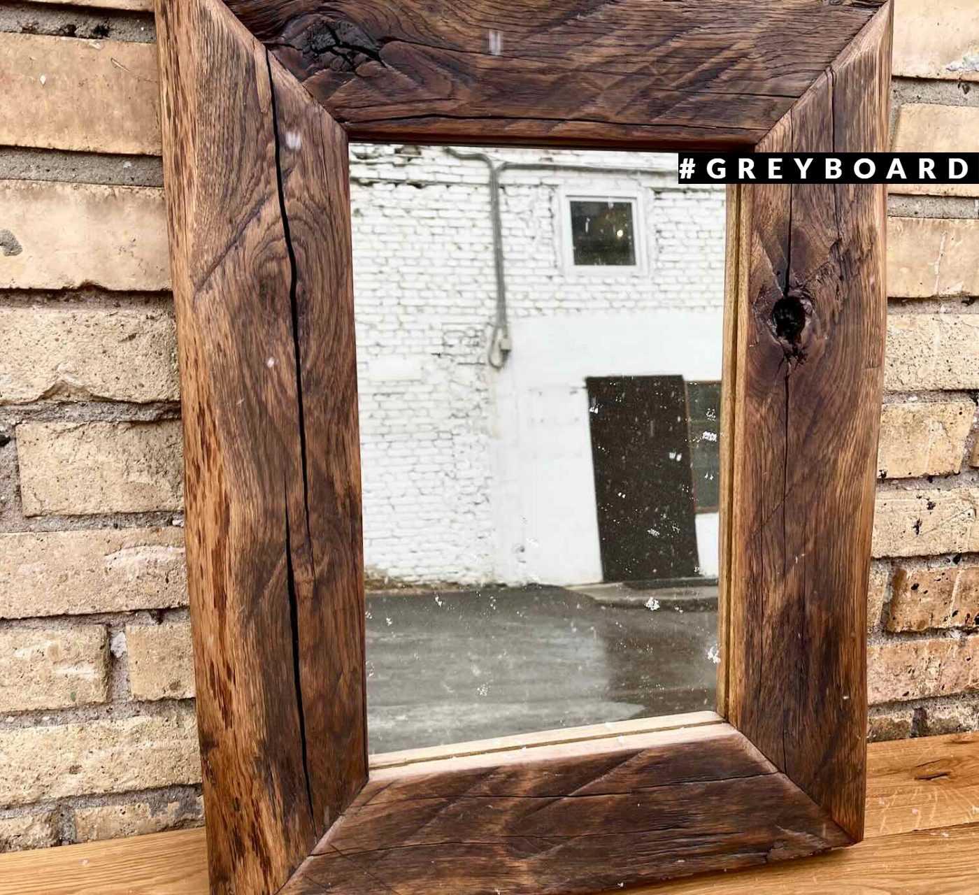 Зеркало в раме из амбарной доски
