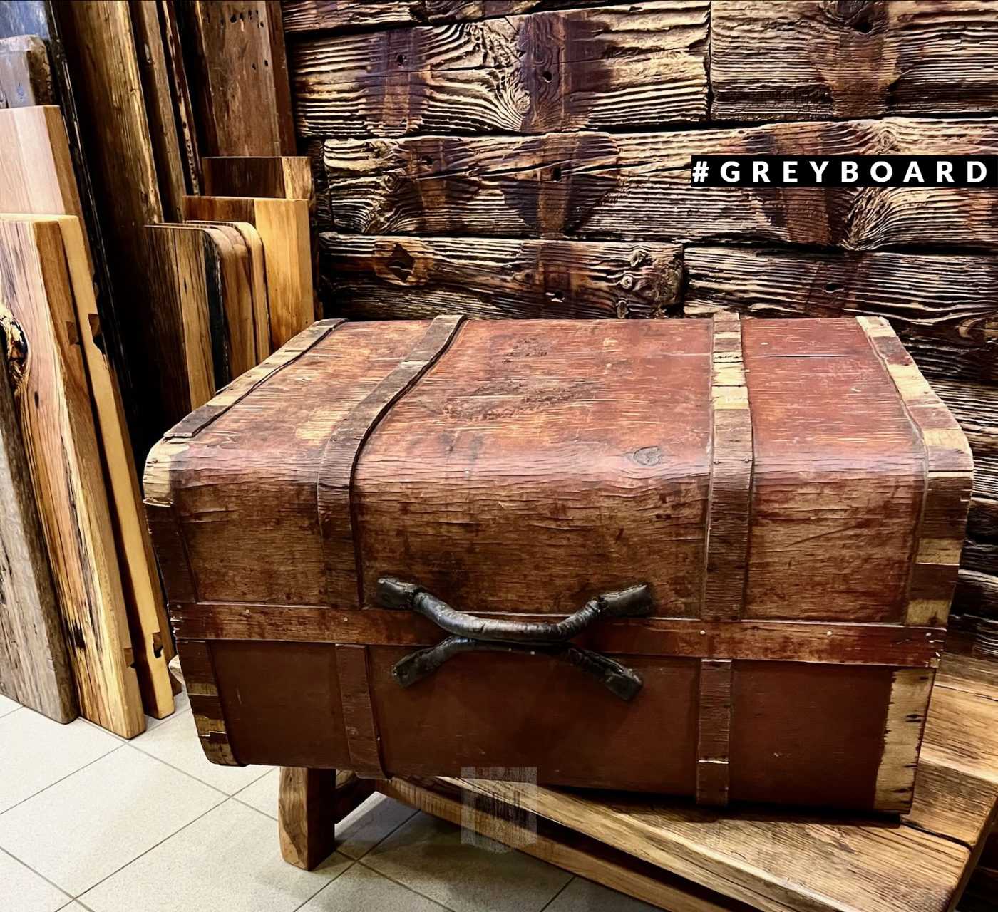 Старый сундук-чемодан