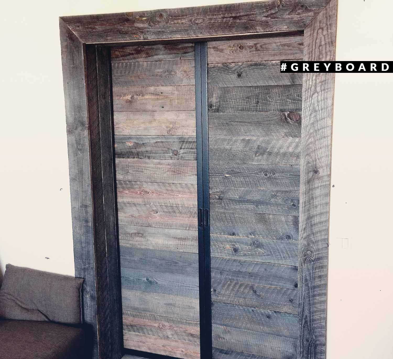 Двери из доски со старой лесопилки советского периода