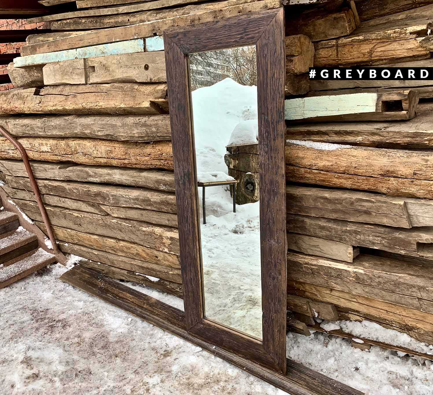 Большое зеркало в коричневой раме из старого дуба