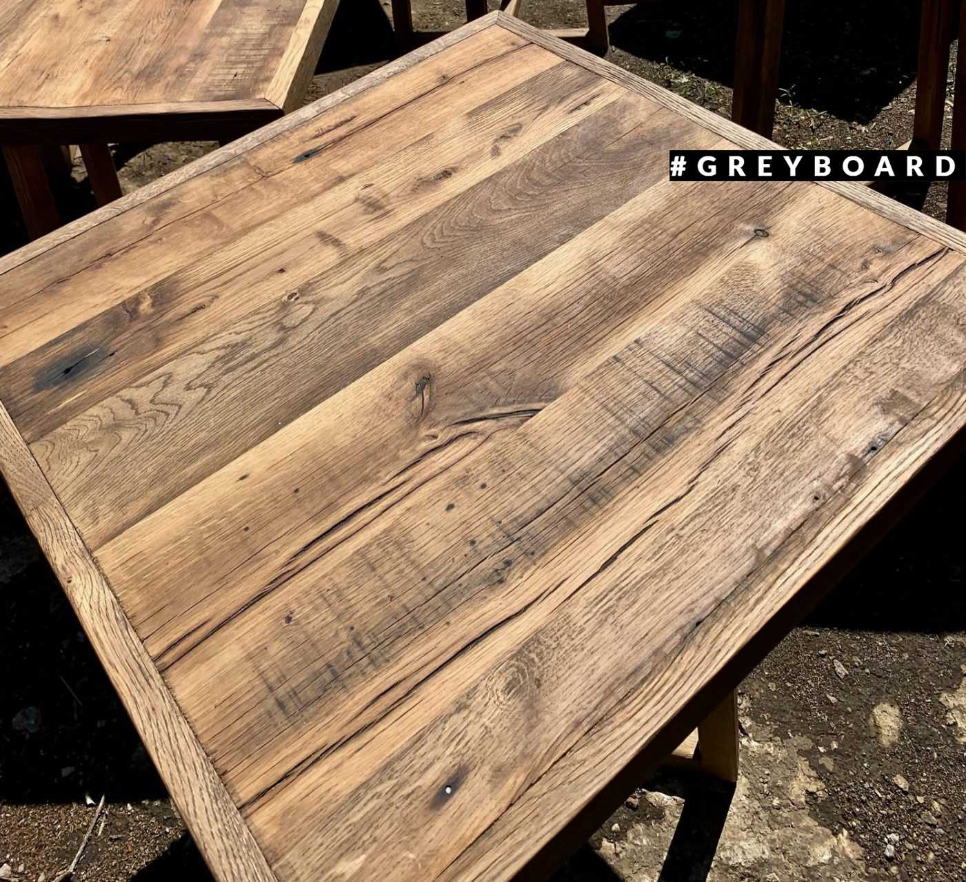 Необычный стол из старой древесины разных пород